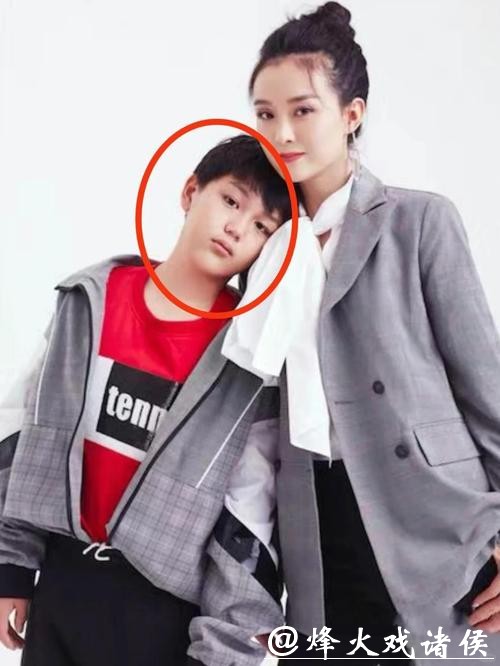 王艳罕见晒与继子亲密合照，兄弟相处融洽似同龄人